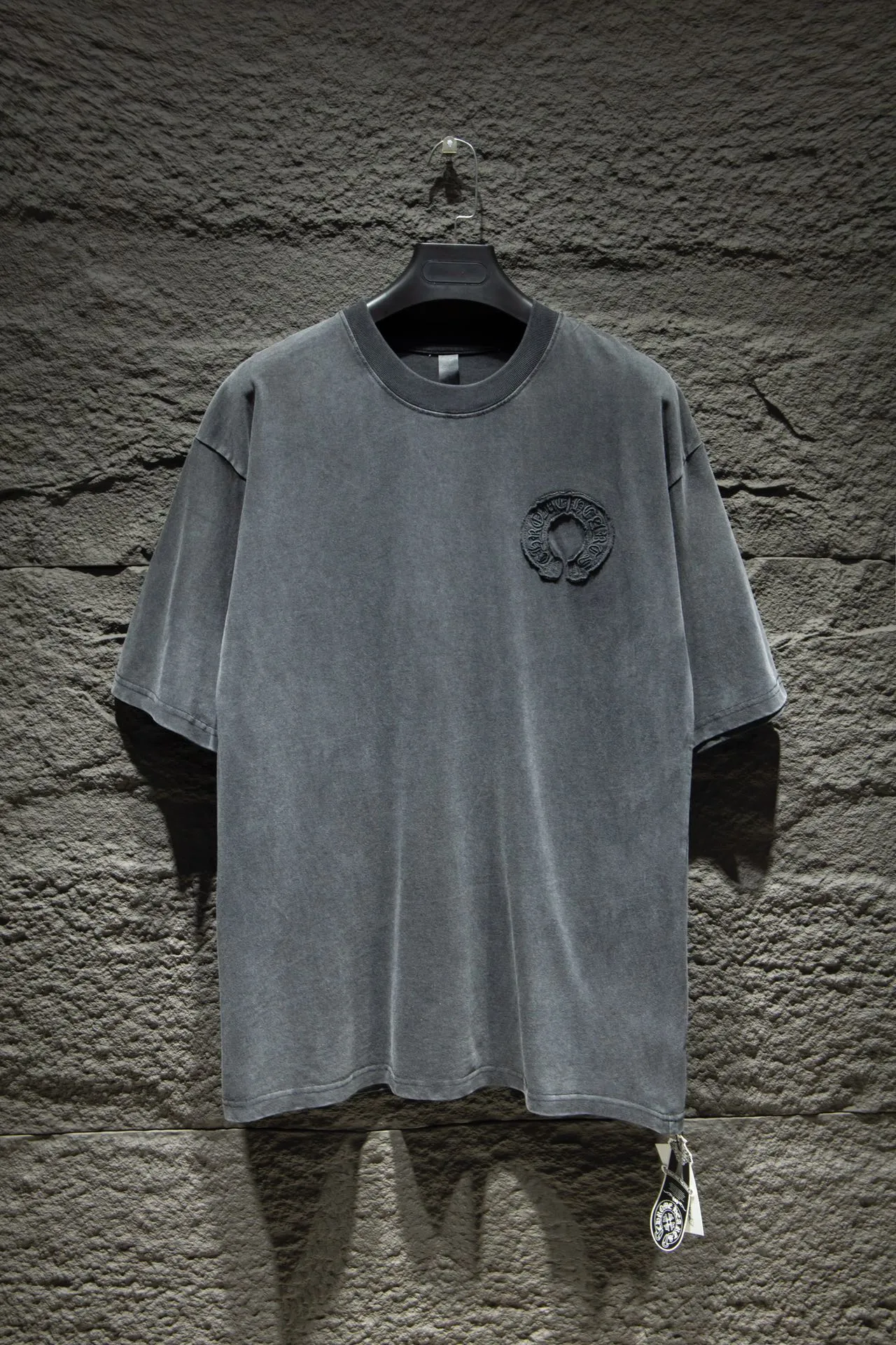 P190 🆕Chrome Hearts os version is really charming and Chrome Hearts is really a must-have. Each season's new version is made to the extreme. It is very practical and can be worn casually. Nice✔️ - ⚠️100% cotton. Made of 32-count double yarn, 260-gram weight fabric and imported knitted carded cotton. The thickness is moderate, drapey and contoured, and the upper body is comfortable! ! It is very tolerant to fat body types and can instantly lose five pounds after wearing it!  Front panel #Back panel Simple elements# The English letters are arranged artistically. Imported Tajima high-density heavy-duty embroidery technology. The font is three-dimensional and full. The letters are embroidered by imported machines after adjusting according to the original details. The thickness is moderate. The hardware is imported hardware accessories. The body is washed, fried and frayed, and hand-made elements are added, which greatly increases the interest of the clothing; unique visual effects. The special fraying effect creates a unique distressed effect. The addition of handmade elements to the body greatly increases the interest of the clothing; it has a unique visual effect. After special fraying effect treatment, a unique distressed effect is formed. An irregular hem is added to the version. This year, Crow Heart is focusing on the version. In the past two years, the oversize version has become the focus of the trend. It has also been a popular staple in the past two years. The change of designers has made this brand an instant hit. The progressive fashion of the times also needs the blood impact of fresh elements and trendy designs in order to continue its glory! It’s stylish both inside and outside, a must-have for high street travel! An absolute "eye-catching style" that can match couples 💏 Color: washed black, premium gray and white Size: S M L XL